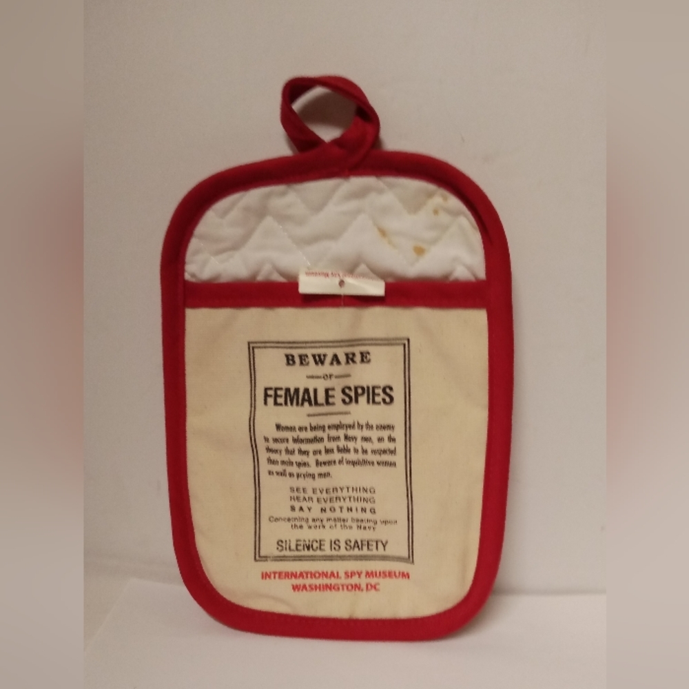 Int'l Spy Museum Oven Mitt BEWARE OF FEMALE SPIES Quality NWT